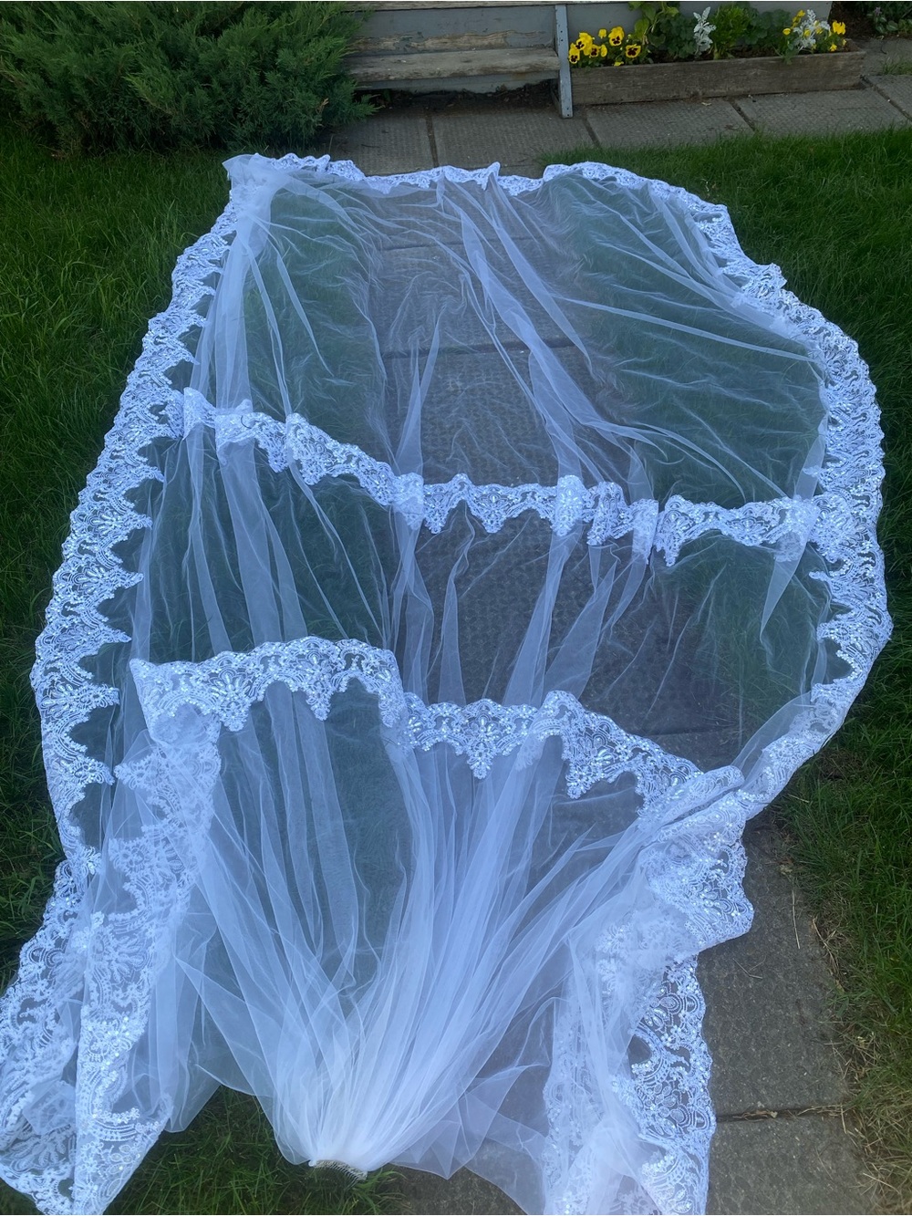 11ft Double Layer White Sequin & Lace-Trim Bridal Veil - Elegant Sheer Tulle